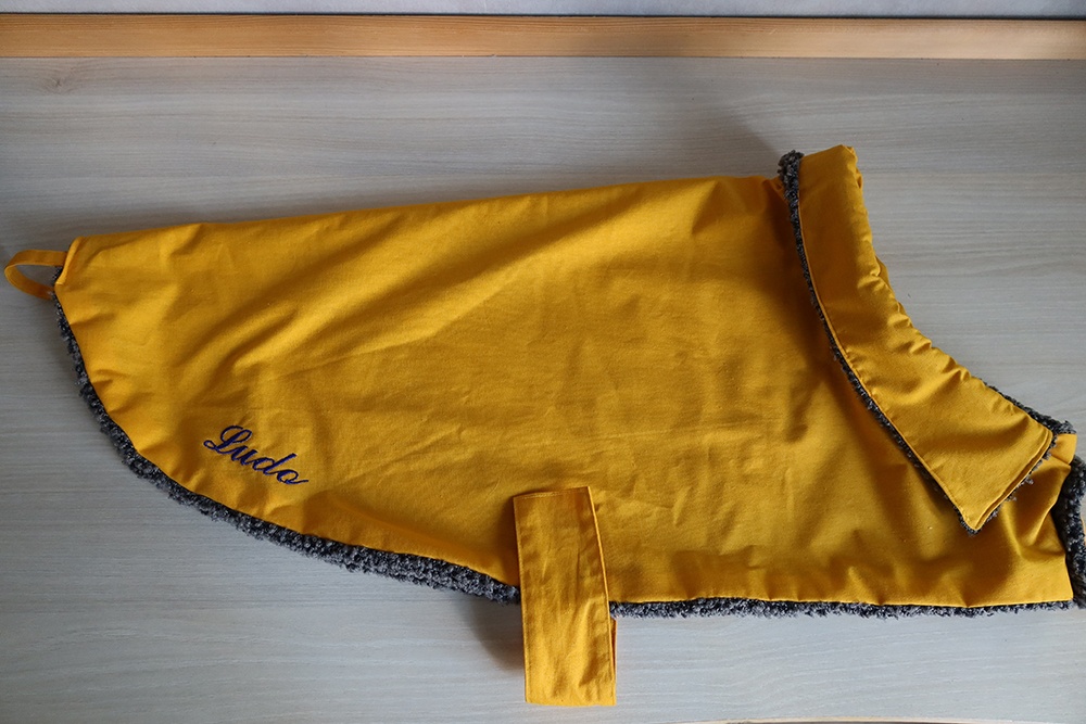 Manteau jaune pour chien, personnalisable et imperméable fait sur mesure