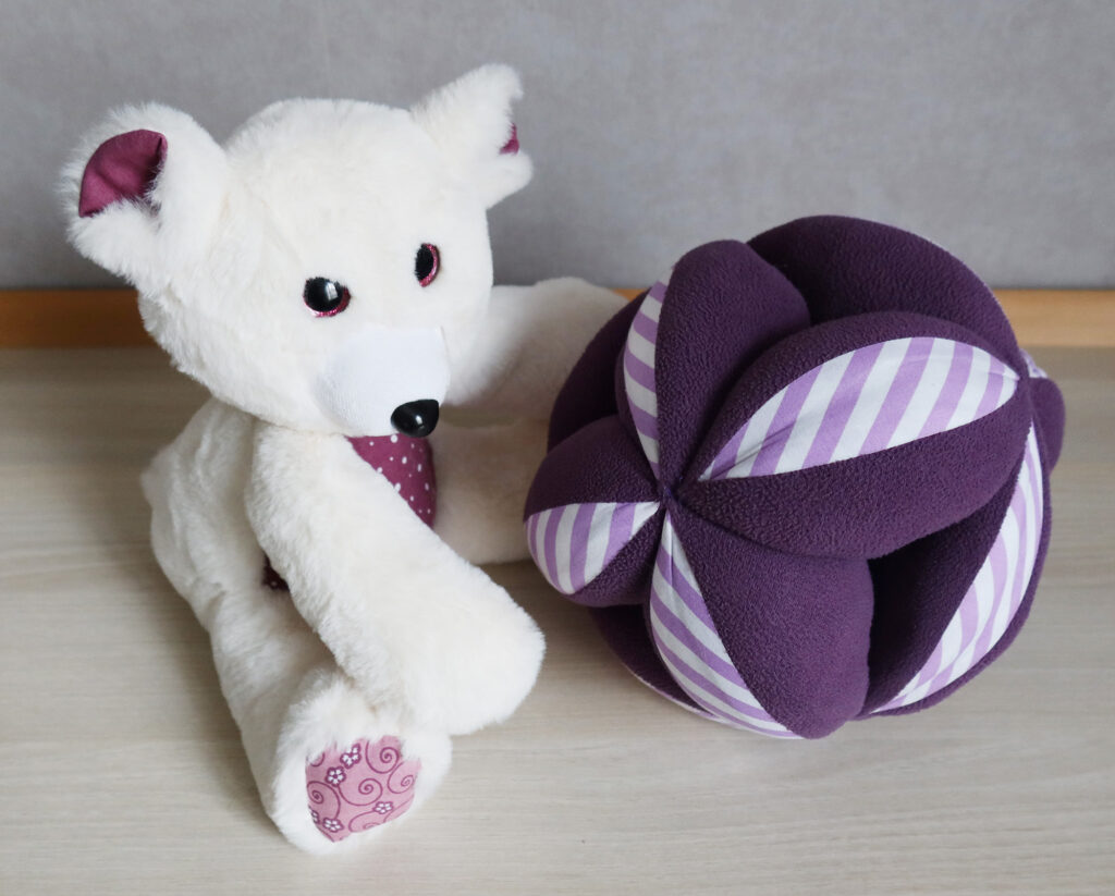 Bal jouet pour chien et chat de couleur violette fait main