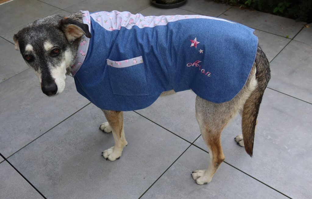 Veste en jean pour chien avec des imprimés fleuris