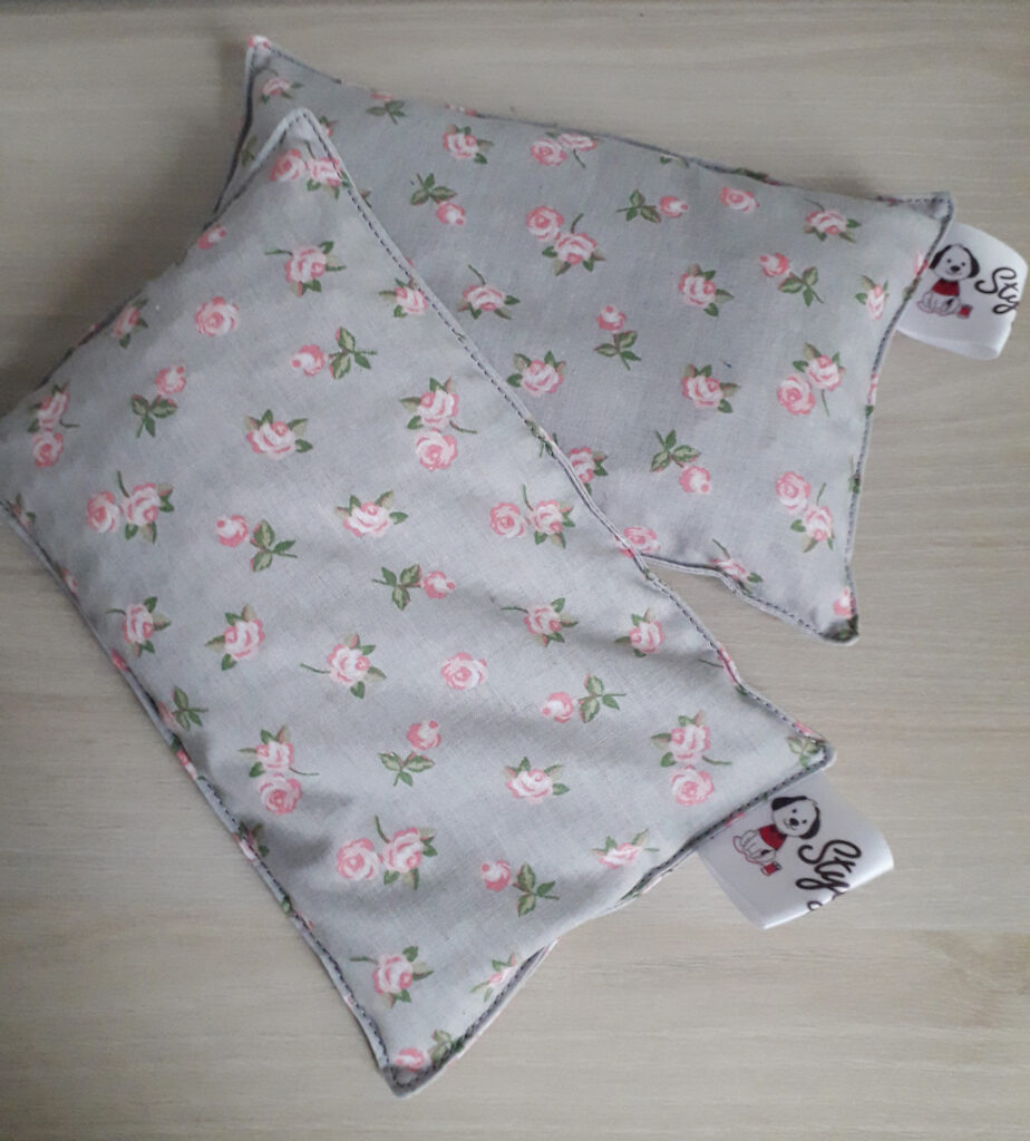 Bouillotte grise avec des motifs de fleurs