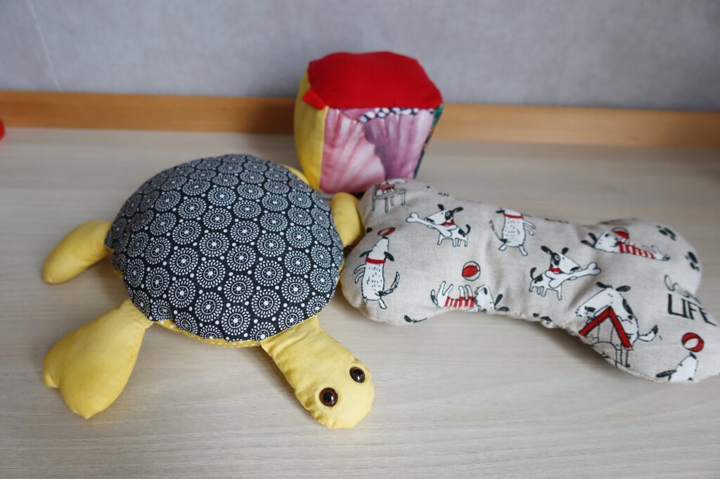 Jouets pour chien et chat fait main en forme d'os et de tortue