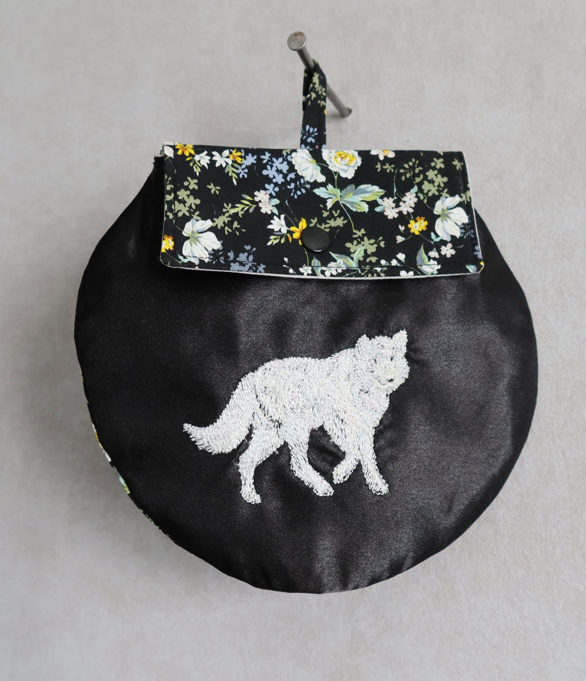 Pochette à friandises noire avec une broderie loup