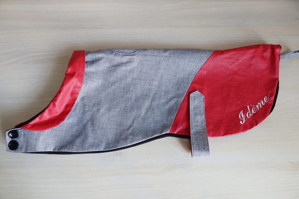 Manteau rouge et gris pour chien, personnalisable et imperméable fait sur mesure et fait main